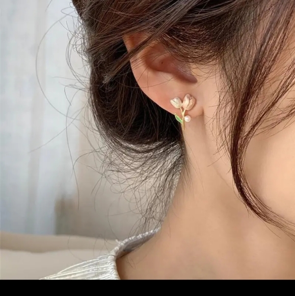 🌷🌷HOST PICK 🌷🌷 Tulip Stud Earrings - Picture 3 of 6
